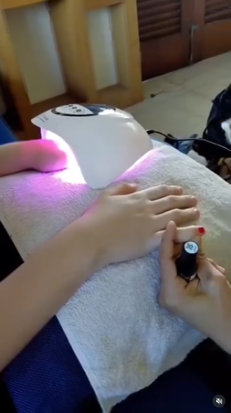 Nail treatment with UV lamp at Dewi Sri Home Spa